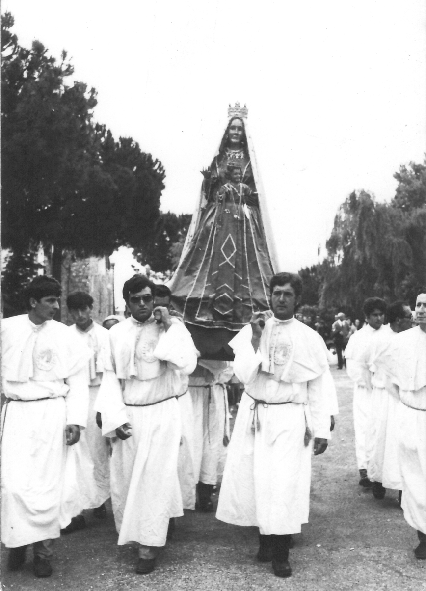 La Statua della Madonna della Sorresca lascia la chiesa parrocchiale del Circeo, dove è stata ospitata per molto tempo, e ritorna al suo Santuario, appena terminati i restauri, scortata da tutti i fedeli, dopo essere stata solennemente incoronata con le corone benedette da Paolo IV in San Pietro. La processione è giunta presso La Cona. E´ il 25 maggio 1969.